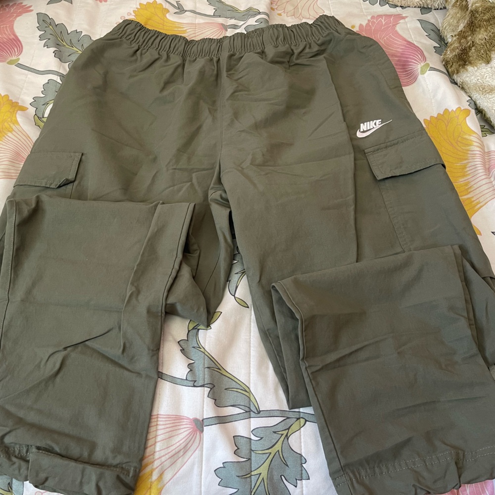 Men’s size medium Nike olive green cargo pants.